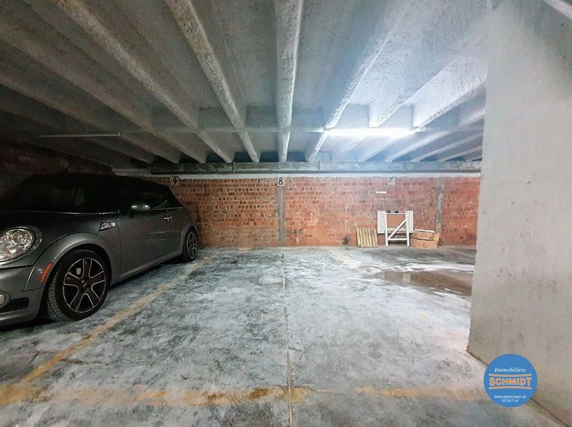 IMMOSCHMIDT (Ref. 19401) - IXELLES (Quartier Châtelain) - ONTVANGBAAR IMMEDIATEL: Overdekte parkeerplaats te huur in de kelder van een gebouw met elek