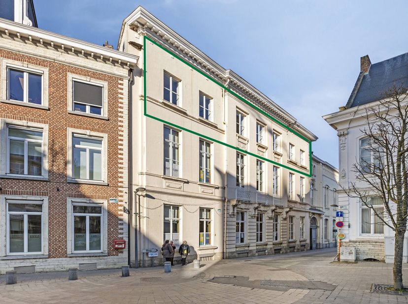 Ce spacieux espace de bureaux situé dans le site historique de l&#039;école et du couvent de l&#039;Institut Immaculata offre à son futur acquéreur une surface