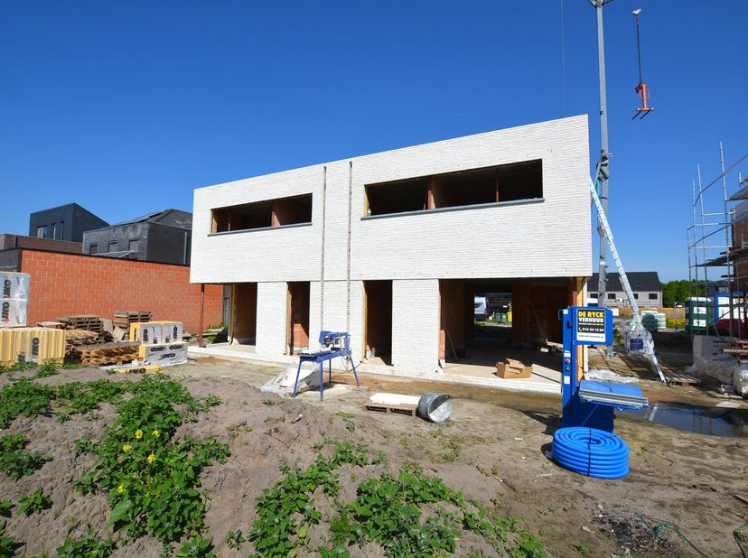 In een residentiële verkaveling te Laakdal, bevindt zich dit energiezuinig nieuwbouwproject bestaande uit 4 halfopen bebouwingen met modern karakter.&lt;
