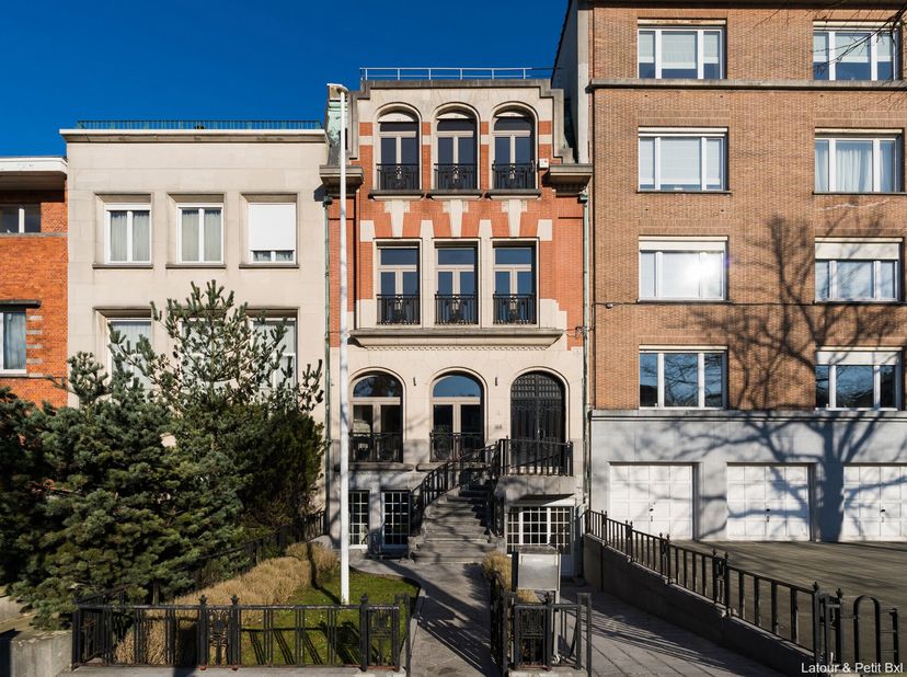 BRUXELLES, quartier Roosevelt, MAISON (5ch/3bur/4sdb) de ±405 m² habitables. Belle architecture Art Déco teintée de style Beaux-Arts construite en 193