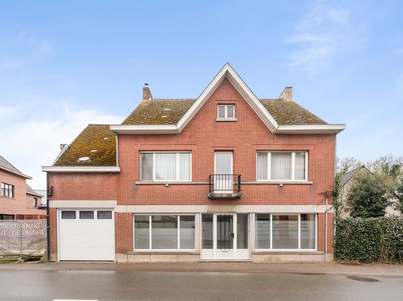 Très spacieux (environ 595 m² de surface brute) BURGERS&#039; HOUSE à rénover, qui servait auparavant de fabrique de tonneaux, de magasin et de résidence.&lt;