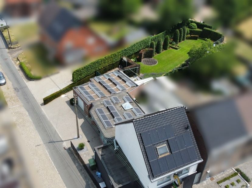 Op de Weertersteenweg 87 in Maaseik, een invalsweg naar het centrum is dit handelshuis gelegen.&lt;br /&gt;
Gebouwd in 1938, maar volledig gestript en vergr