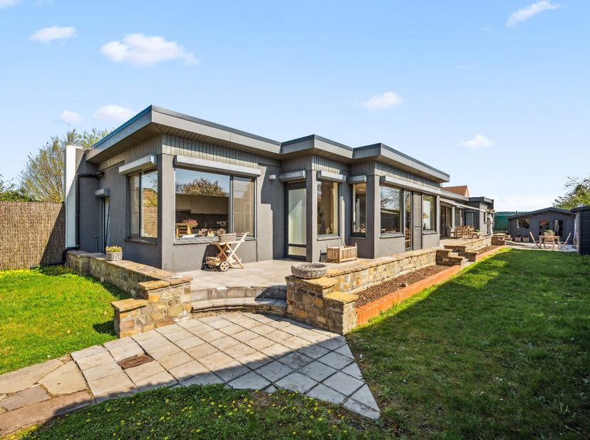 Deze instapklare en zeer goed onderhouden bungalow is door een grote poort afgeschermd. Het pand heeft als indeling: hall, keuken, wasplaats en koele