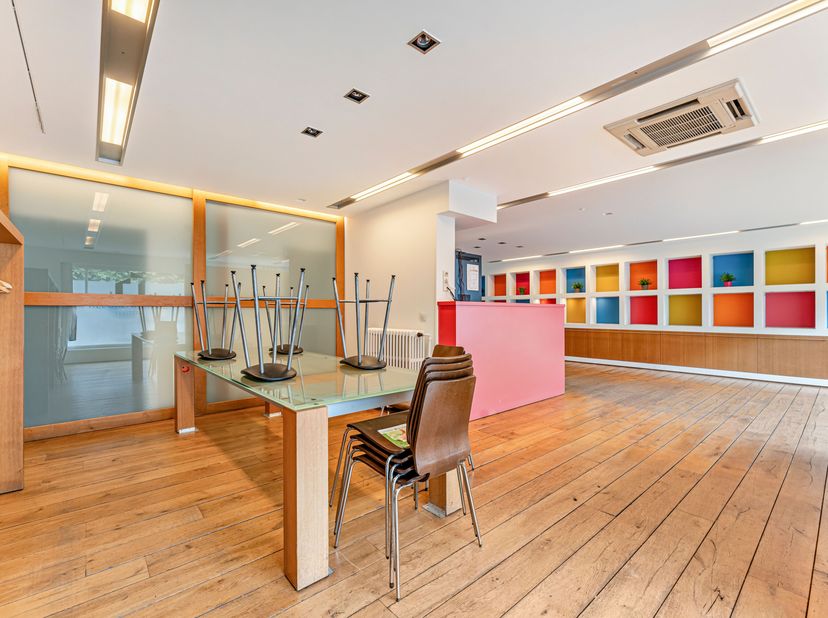Voormalige feestzaal met woning te koop in hartje Wevelgem!&lt;br /&gt;
Aan de Gullegemstraat 63 vind je deze unieke eigendom met veel ruimte en potentieel