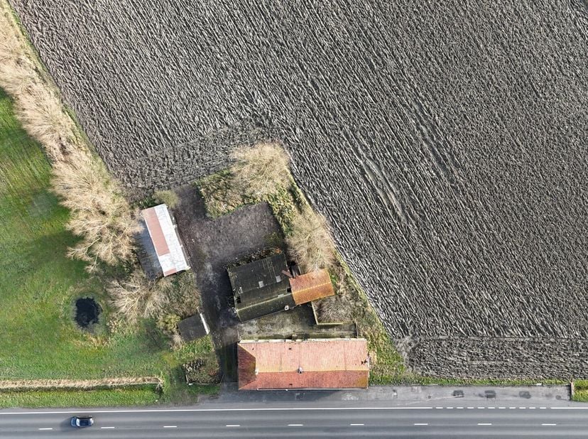 Langs de Kaaskerkestraat, op een perceel van 3.430 m², vindt u deze hoeve met meerdere bijgebouwen en een aanpalend stuk landbouwgrond of weide. De li