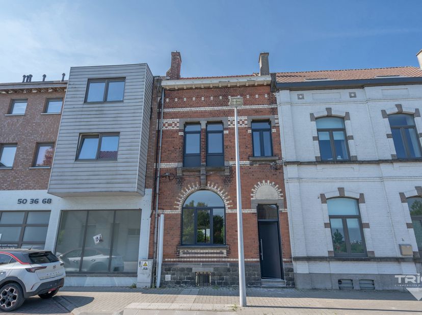 TRIOR Waterloo vous propose : À quelques minutes à pied de la gare de Braine-lAlleud, cette maison 2 façades entièrement rénovée en 2025 allie confort