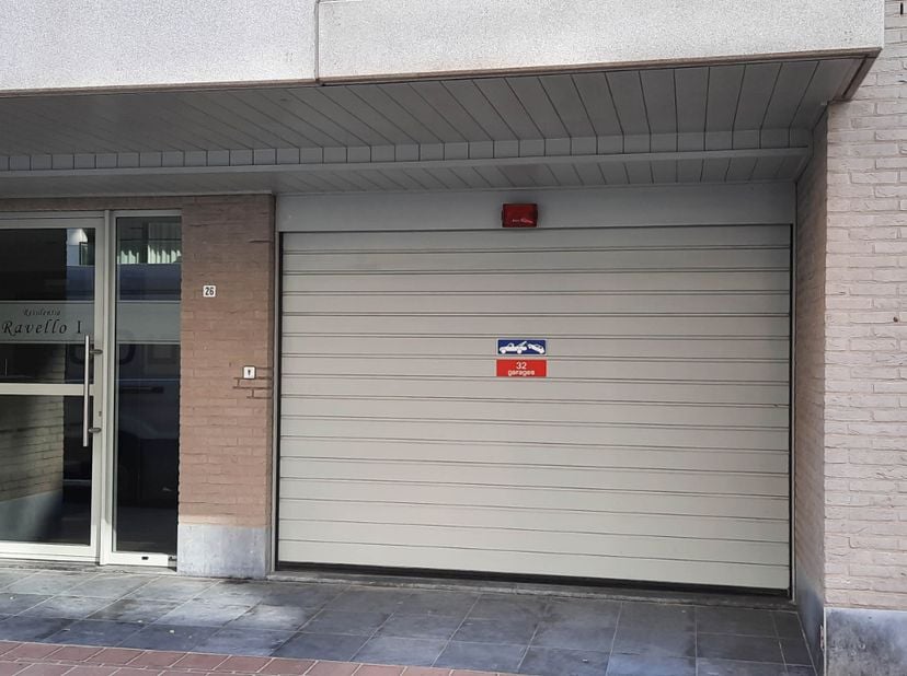 Goede standaard garagebox op niveau -4 . Gemakkelijk bereikbaar.&lt;br /&gt;
Afmetingen :  inrijbreedte box : 2m50&lt;br /&gt;
                         lengte : 4