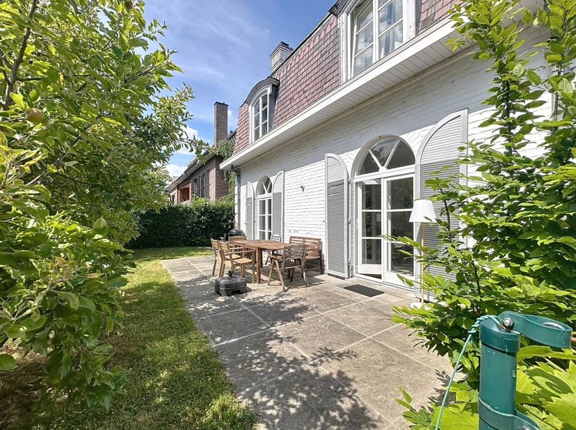 Située dans lun des quartiers les plus prisés de Woluwe-Saint-Pierre, à proximité immédiate de la Place Dumon avec ses commerces, restaurants et trans