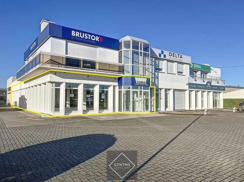 Benaderende OPPERVLAKTEN&lt;br /&gt;
Kantoor/winkelruimte: 400m²&lt;br /&gt;
Kelder: 100m²&lt;br /&gt;
Ruime gemeenschappelijke parking. &lt;br /&gt;
&lt;br /&gt;
INDELING:&lt;br /&gt;
G