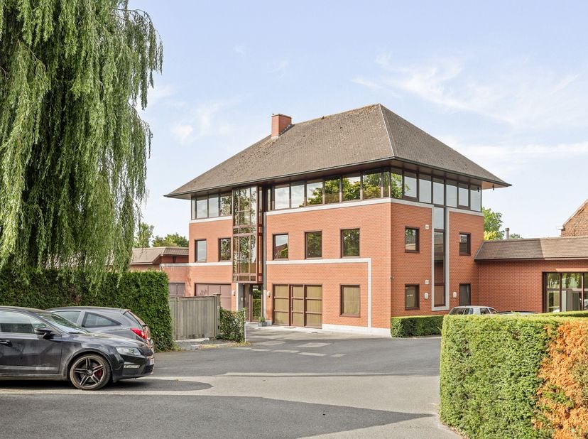 Appartementenblok van 3 appartementen en 2 magazijnen van ca. 1.600 m² op een totale grondoppervlakte van ca. 3.140 m² te koop in Anzegem. &lt;br /&gt;
Inde