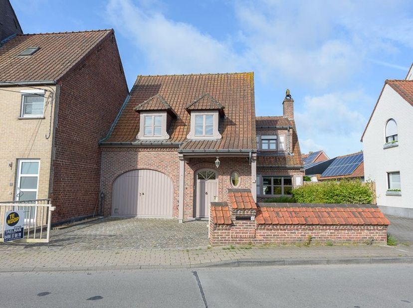 Deze woning, gelegen op slechts 2 km van het centrum van Deerlijk biedt tal van mogelijkheden voor wie op zoek is naar een huis dat nog naar eigen sma