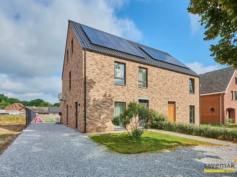 Ontdek deze prachtige woning in het zuidelijkste punt van Lommel, waar ruimte en modern comfort hand in hand gaan. Met vijf ruime slaapkamers biedt de