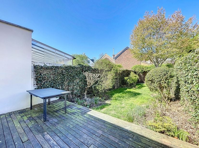 Situé à deux pas de la place Dumon et de Stockel, dans une rue calme à sens unique, superbe maison 3 chambres plus bureau de ±200m² avec jardin de ±12