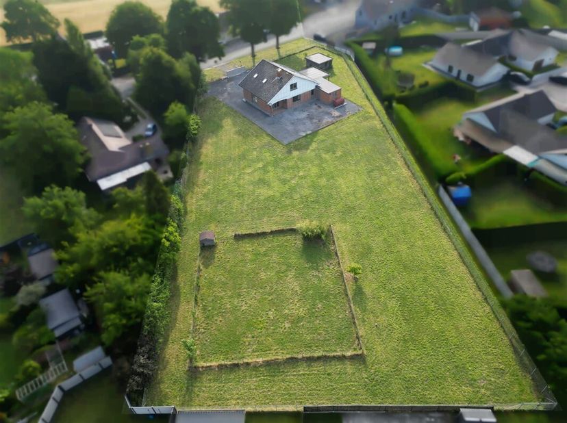 Zeer aantrekkelijke halfvrijstaande 4-front villa gelegen in 37 are 20 centiares, op 5 minuten van Doornik en toegang tot de snelweg.&lt;br /&gt;
De 210 m²