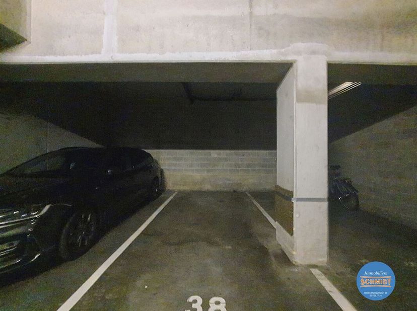 IMMOSCHMIDT (Réf. 19380) - ETTERBEEK (Rolin / L. Schmidt) - LIBRE IMMÉDIATEMENT : Emplacement de parking intérieur à louer dans le sous-sol d&#039;un immeu