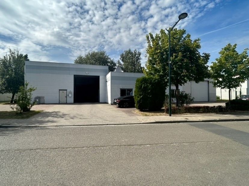 Te koop: Ruime opslagruimte van 1.050 m² gecombineerd met 185 m² kantoren te koop in Vorst, op slechts 1 km van de Brusselse ring. Deze locatie biedt
