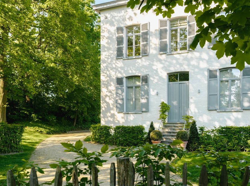 Idéalement située entre lObservatoire et De Fré, maison inscrite au patrimoine architectural de Bruxelles dune superficie brute selon PEB de ± 357 m²