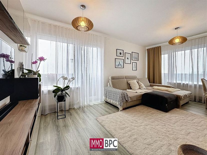 Ontdek dit prachtige appartement gelegen in het hart van Jette, ontworpen voor comfortabel en stijlvol wonen. Met een bewoonbare oppervlakte van 77m²