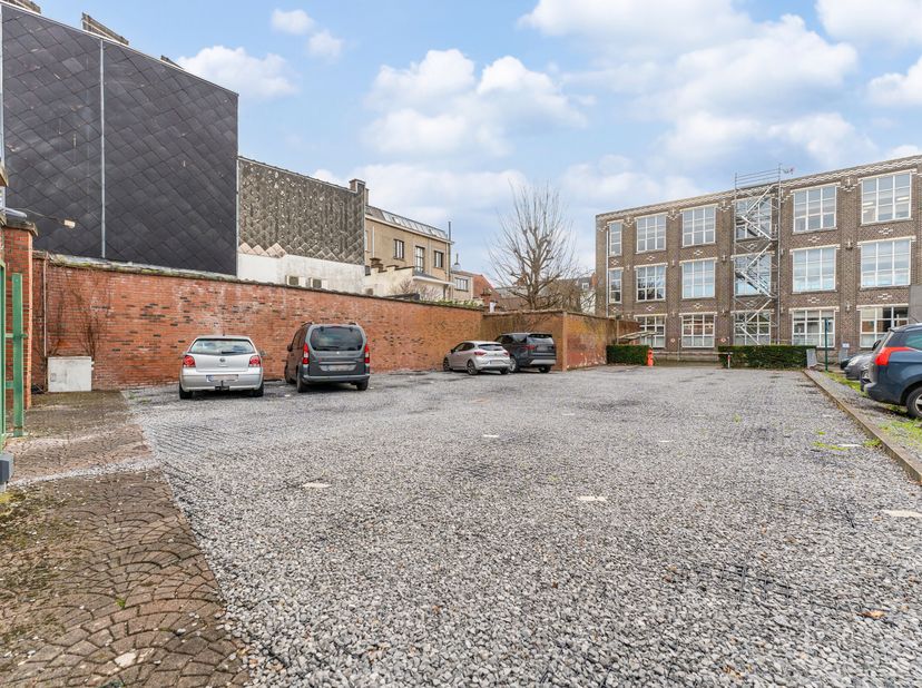 Parkeerplaatsen in centrum Kortrijk te huur&lt;br /&gt;
 Onmiddellijk beschikbaar&lt;br /&gt;
 Meerdere plaatsen mogelijk&lt;br /&gt;
 Kortbij centrum Kortrijk&lt;br /&gt;
 E