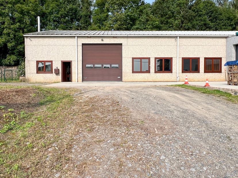 Bel espace atelier/entrepôt situé à 4km de la E19/E420 et 1km de la N27 dans la région de Feluy entre Seneffe et Nivelles. L&#039;espace total de 420m² se