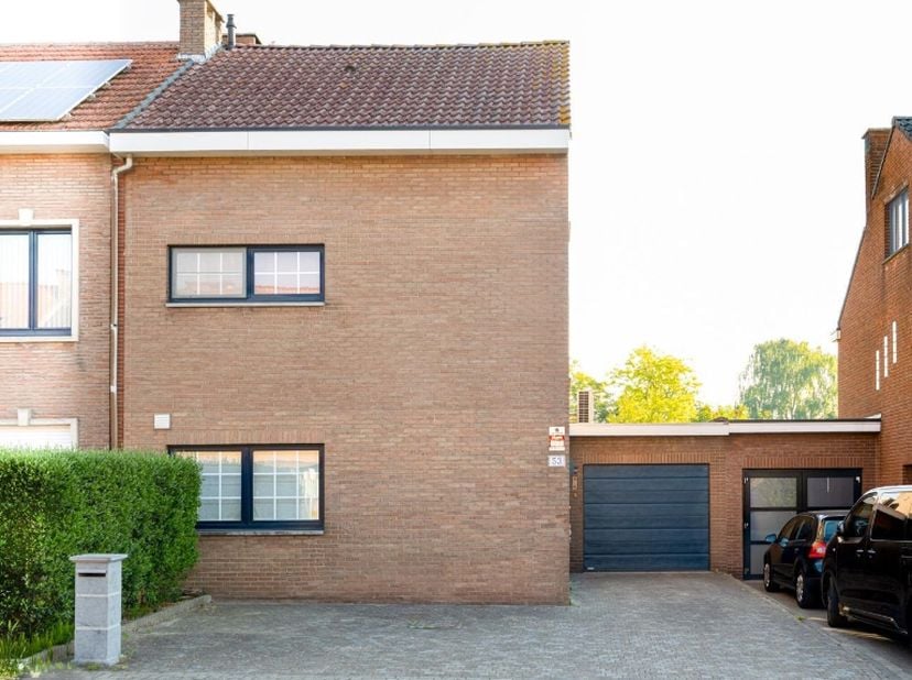 Zeer rustig en residentieel gelegen woning aan het Vitsenveld, er is enkel plaatslijk verkeer!  Deze woning bevindt zich op wandelafstand van het cent