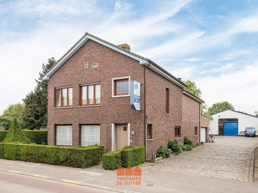 Op zoek naar een woning met ruimte én een volledig uitgeruste werkplaats? Dan is deze eigendom aan de Spanjaardshoek 10 in Adegem exact wat u zoekt.&lt;b