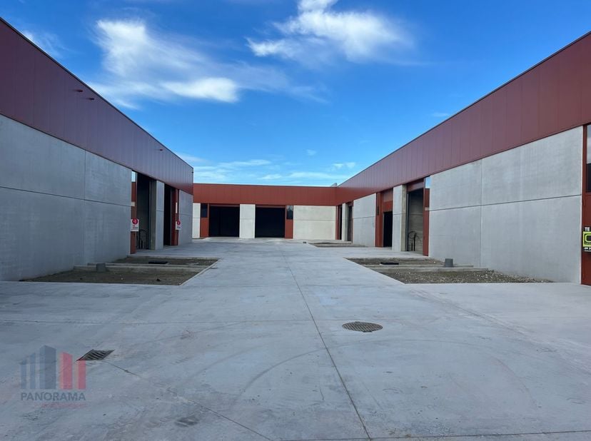 Cette toute nouvelle unité PME de 431 m² est stratégiquement située à seulement 2 km du R4, ce qui lui confère une excellente accessibilité. L&#039;emplace