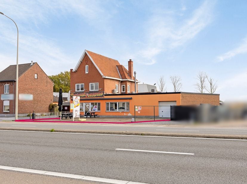 Bent u op zoek naar een goed onderhouden handelshuis, gelegen op een strategische locatie in 3650 Dilsen-Stokkem? Dit veelzijdige vastgoed biedt een u