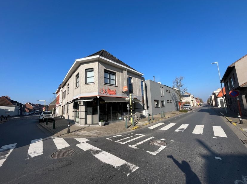 Droomlocatie voor jouw zaak!  Altijd al gedroomd van je eigen bakkerij? Dit instapklare handelspand is volledig uitgerust om meteen aan de slag te gaa