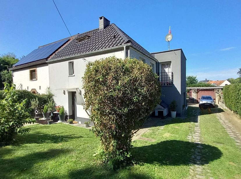 Cette maison bien entretenue et entièrement rénovée dans un cul-de-sac dispose d&#039;un beau jardin avec terrasse, d&#039;un abri de jardin et d&#039;un garage.&lt;br