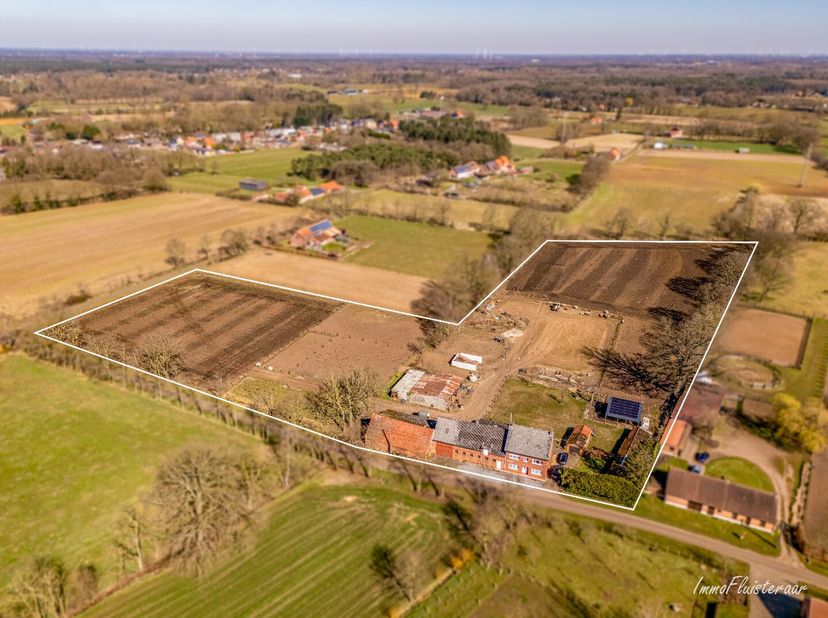 Deze te renoveren hoeve biedt veel mogelijkheden voor iemand met een passie voor paarden of voor iemand die ruimte zoekt. Het eigendom ligt in een rus