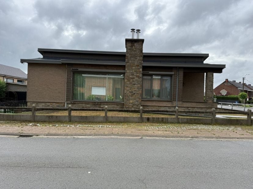 Vernieuwde villa, type bungalow, volledig onderkelderd met dubbele garage én bureel.&lt;br /&gt;
Inkomhal met bezoekerstoilet, ruime living en ingerichte ke