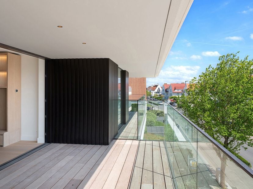 In de prestigieuze nieuwbouwresidentie Ocean Drive&lt;br /&gt;
, centraal gelegen aan de Kustlaan in het Zoute en op enkele passen van de Zeedijk, presenter
