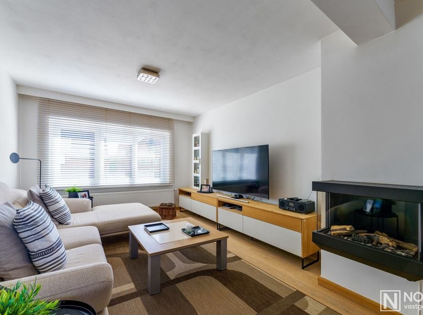 Ontdek deze charmante, recent gerenoveerde bel-etage woning aan de rand van het stadscentrum van Nieuwpoort. Gelegen op een steenworp van het Marktple