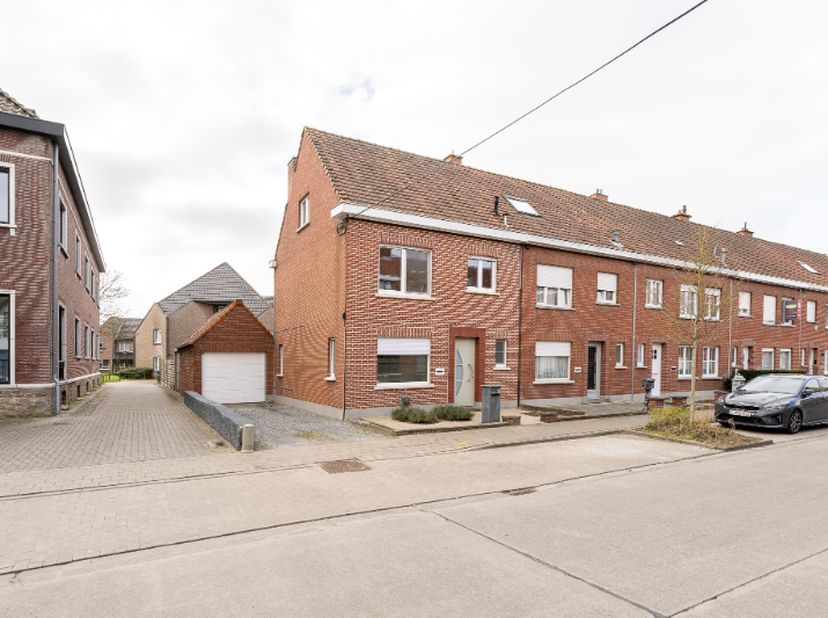 Welkom in deze halfopen woning, gelegen in de Slagmeersenstraat in Izegem.&lt;br /&gt;
Deze woning biedt veel potentieel en is ideaal voor wie op zoek is na