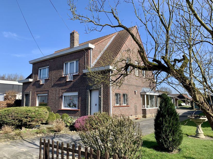 Rustig gelegen halfopen bebouwing met zonnige tuin&lt;br /&gt;
&lt;br /&gt;
Deze woning bevindt zich in een rustige fietsstraat met een zeer vlotte verbinding met