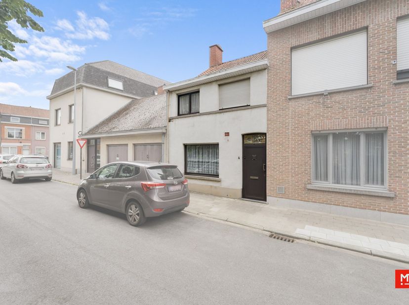 Te renoveren woning in rustige straat nabij centrum Menen&lt;br /&gt;
&lt;br /&gt;
In een rustige zijstraat, maar toch vlakbij winkels zoals Carrefour in Menen, b