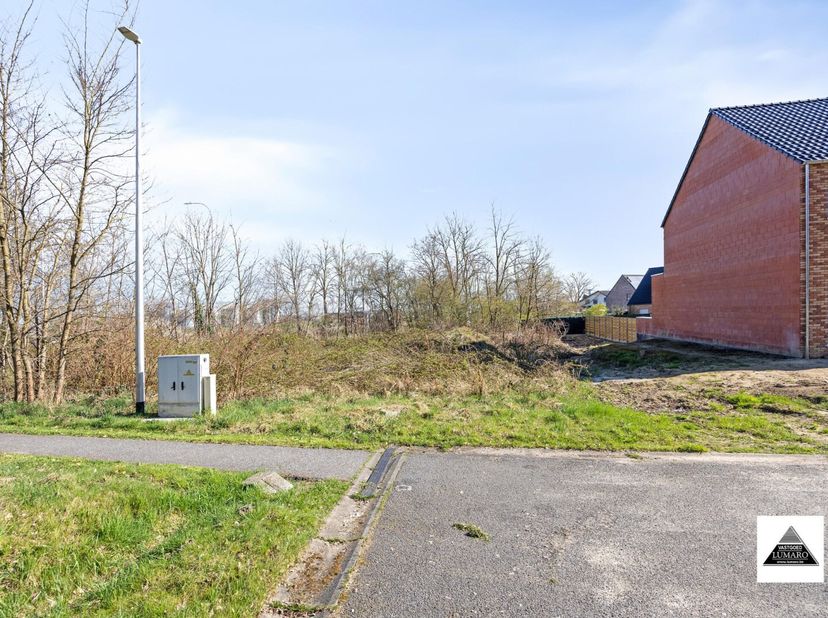 Goed gelegen bouwperceel voor half- open bebouwing&lt;br /&gt;
Tegenover Park- en Natuurgebied, aan het Oude Kanaal. Aangename woonomgeving.&lt;br /&gt;
Het perce