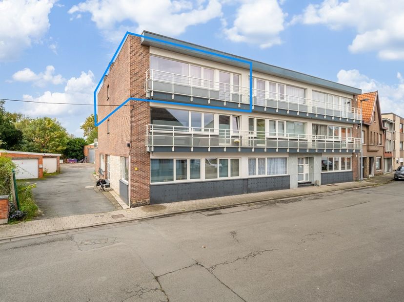Dit instapklaar appartement bevindt zich op de tweede verdieping en is gelegen nabij het centrum van Hamme, op wandelafstand van het openbaar vervoer,