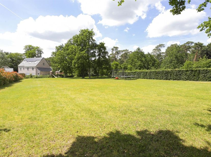 Prachtige, residentiële grond gelegen in woongebied van circa 1.500 m² met een straatbreedte van ongeveer 28 meter. Gelegen op enkele stappen van de D