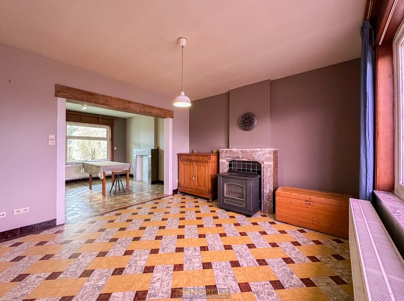 STEVIGE GESLOTEN BEBOUWING in Brakel biedt een RUIME WOONOPPERVLAKTE (198M²) met tal van UITBREIDINGSMOGELIJKHEDEN. De woning is gebouwd met BETONNEN