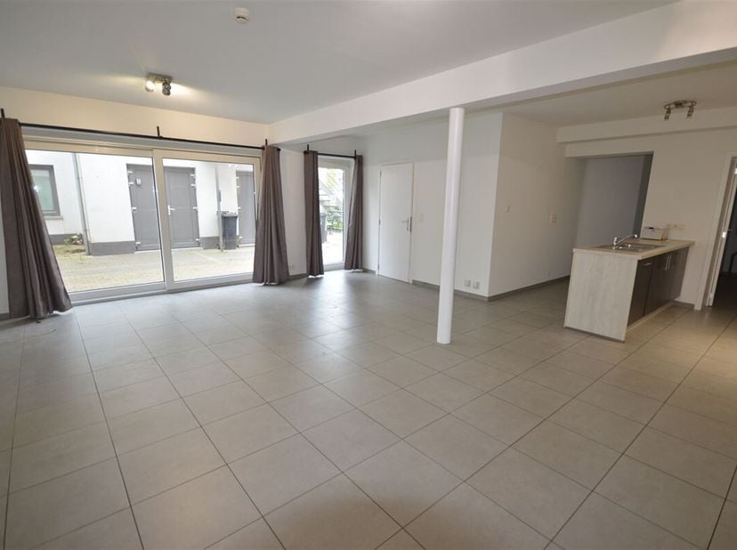 A deux pas des commerces et transports en commun, retrouvez ce magnifique appartement au rez de chaussée et de plain pied de +/- 100 m² habitable comp