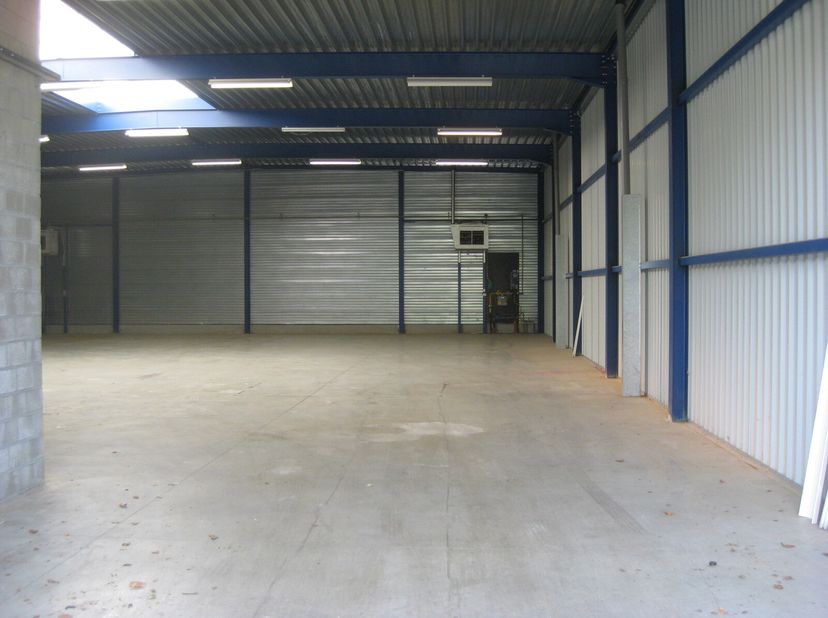 Parking spacieuxAccès direct à l&#039;autoroute E314 / zone industrielleChauffage dans lentrepôt et les bureauxHauteur libre sous fermes : 5,5 mPorte secti