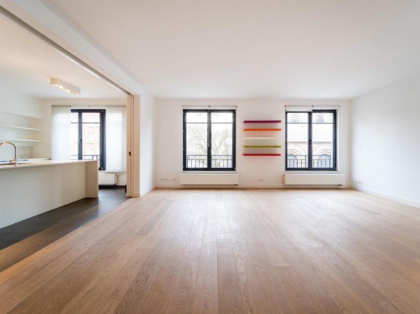 Idéalement situé sur la Place Brugmann, dans l&#039;immeuble Brugmann Court, appartement d&#039;une superficie brute selon PEB de ± 235 m² proposant trois chamb