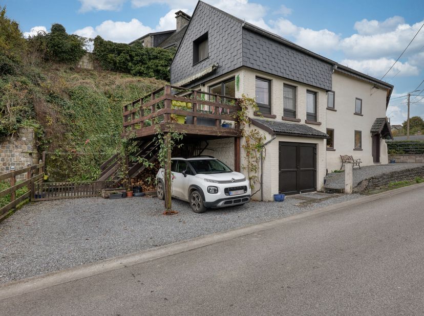 Dans le charmant village de Villers-sur-Lesse (commune de Rochefort), venez découvrir cette charmante maison, idéalement située à 4 km de lautoroute E