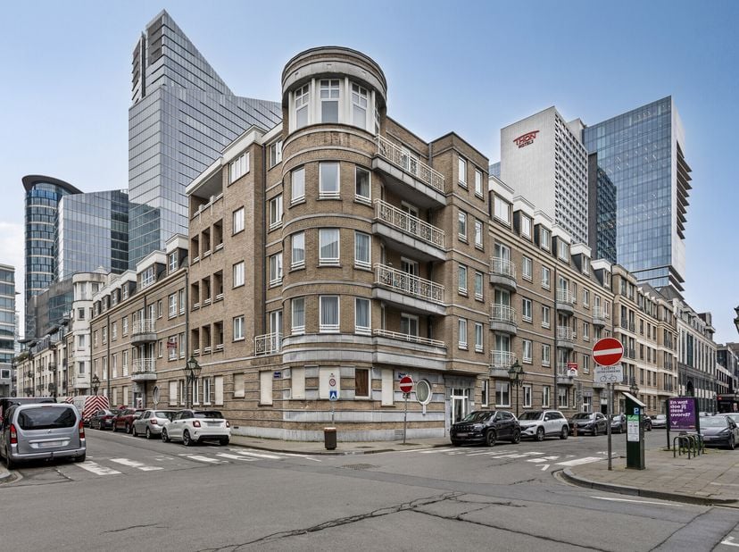 Dit ruime gelijkvloers appartement ligt in een modern gebouw en beschikt over een terras van 20 m² dat aansluit op de binnentuin. Perfect gelegen in h