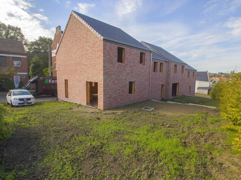 Mont-sur-Marchienne, à proximité du centre-ville, situées dans une rue calme, 3 maisons 2-3 façades vendues en gros-œuvre fermé ou clé sur porte; surf