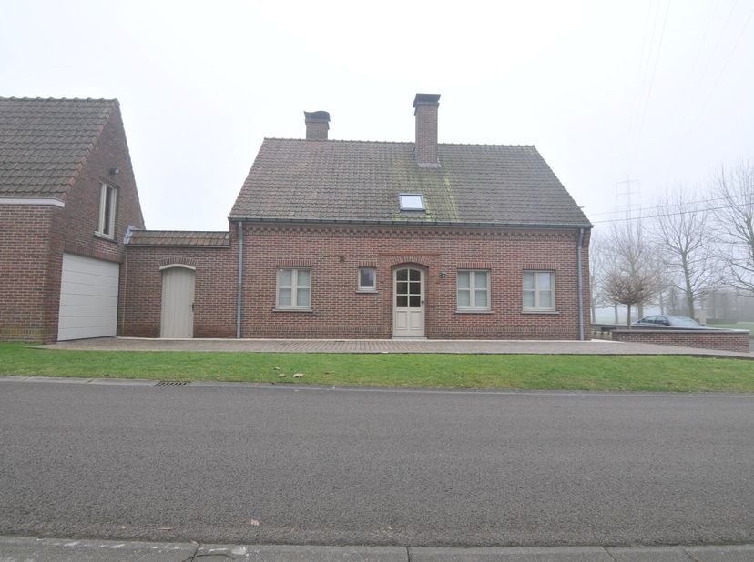 Ruime en verzorgde woning gelegen op een rustige locatie in Sint-Eloois-Vijve.&lt;br /&gt;
Via de inkomhal komen we terecht in de living voorzien van een ge