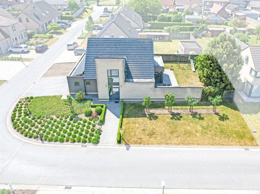 Ruime en lichtrijke villa te rustige woonwijk. In een rustige, doodlopende straat in het pittoreske Westvleteren vind je deze alleenstaande villa. Met