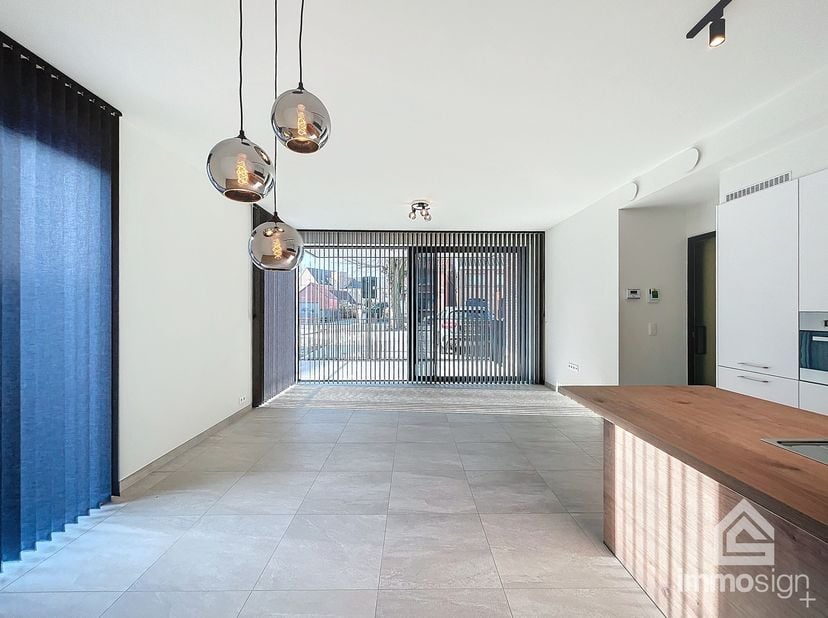 PLUSPUNTEN:&lt;br /&gt;
+ woonoppervlakte: 94 m²&lt;br /&gt;
+ gelijkvloers&lt;br /&gt;
+ 2 slaapkamers&lt;br /&gt;
+ nieuwbouw&lt;br /&gt;
+ ruim terras&lt;br /&gt;
+ lichtrijk&lt;br /&gt;
+